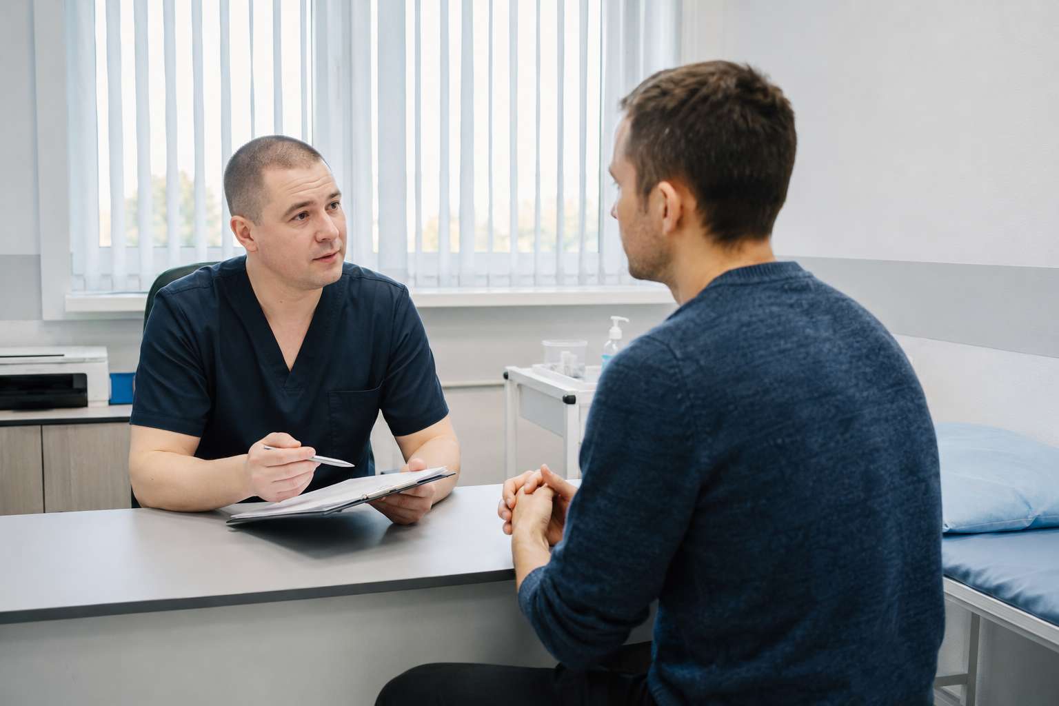 Специалист консультирует пациента по теме показаний к рефлексотерапии